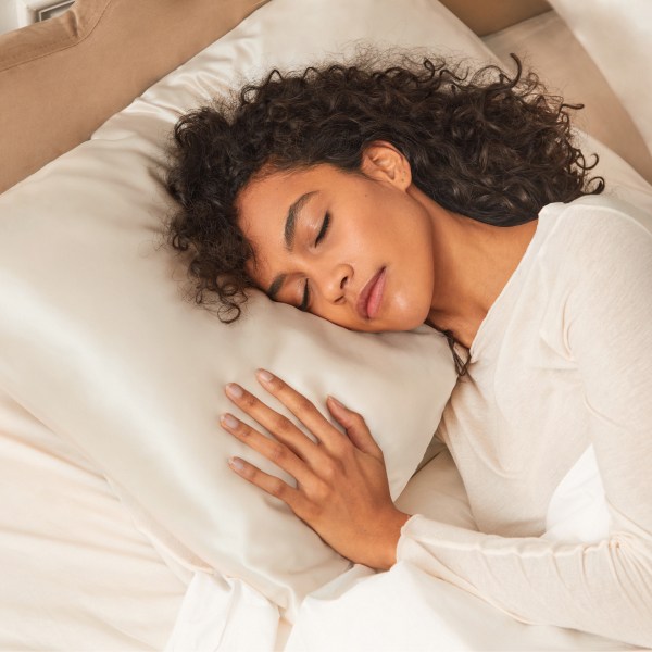 ШЕЛКОВАЯ НАВОЛОЧКА 50Х70 ЖЕМЧУЖНЫЙ 3