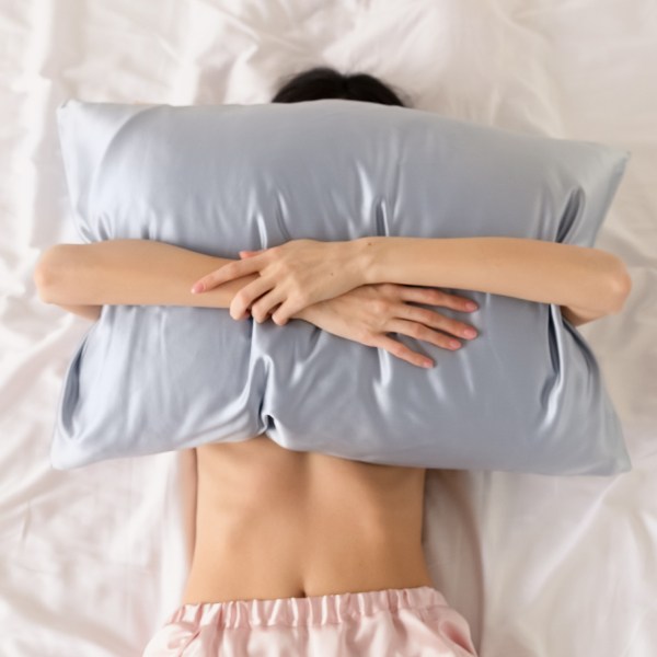 ШЕЛКОВАЯ НАВОЛОЧКА 50Х70 СЕРЕБРИСТО-ГОЛУБОЙ 5